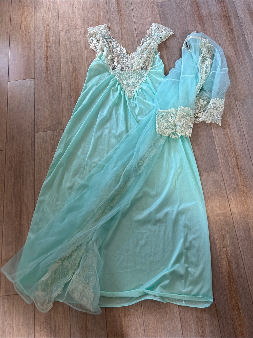 VTG Joan Collins light green Lace Trim Long Nightgown & Robe Set M and L